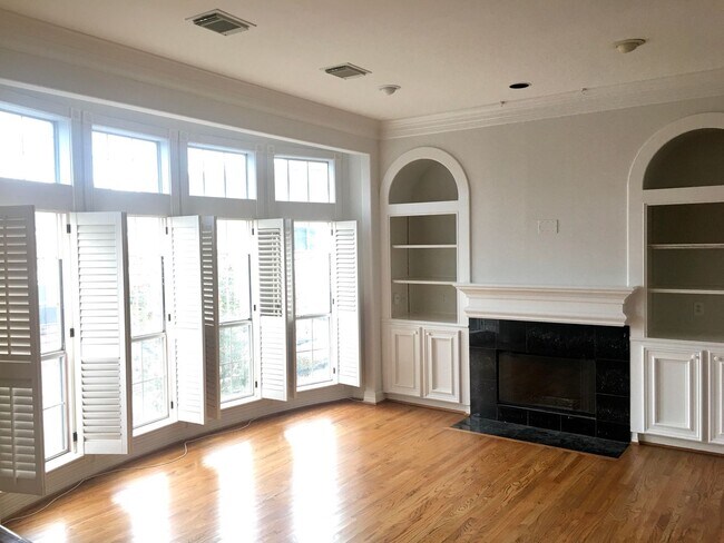 Foto del edificio - Discounted Deposit! Stylish 3-Bedroom Town...