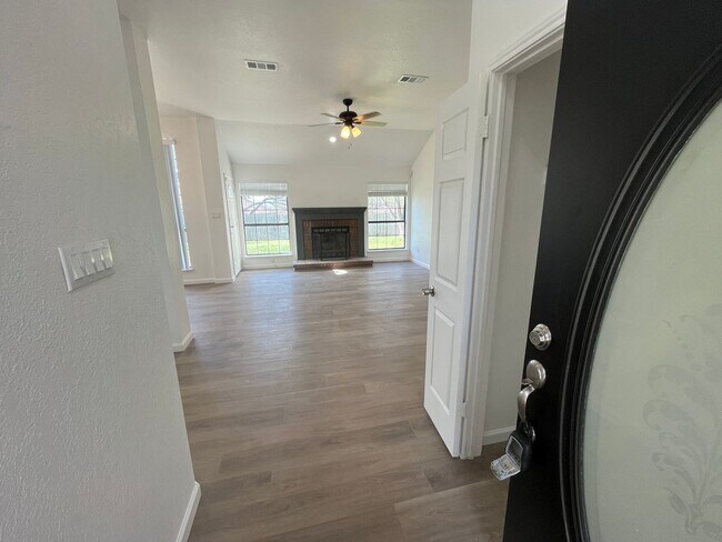 Building Photo - FULLY REMODELED 3 BR HOME IN HARKER HEIGHTS