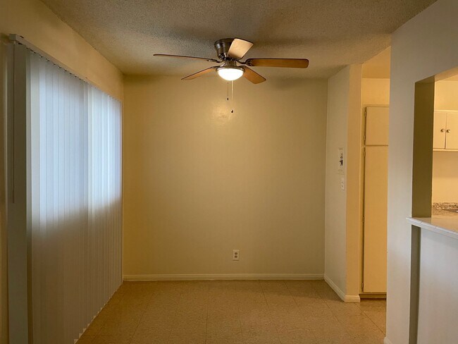 Foto del edificio - 1302 E Kingsley Ave