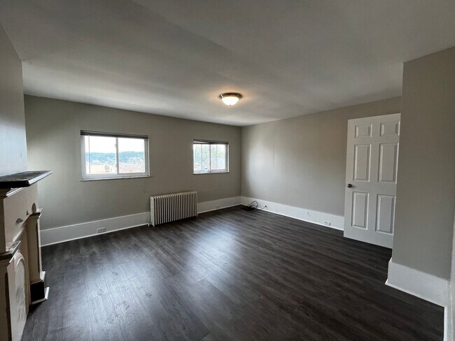 Building Photo - Newly Renovated 2BD/1BTH House - Off-Stree...