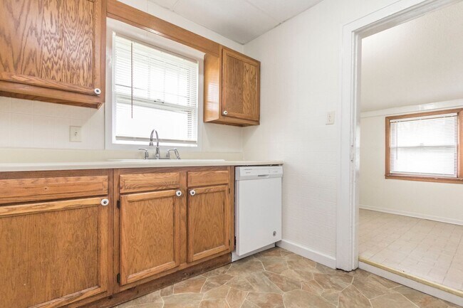Building Photo - Spacious 3 Bedroom 1 Bathroom Home