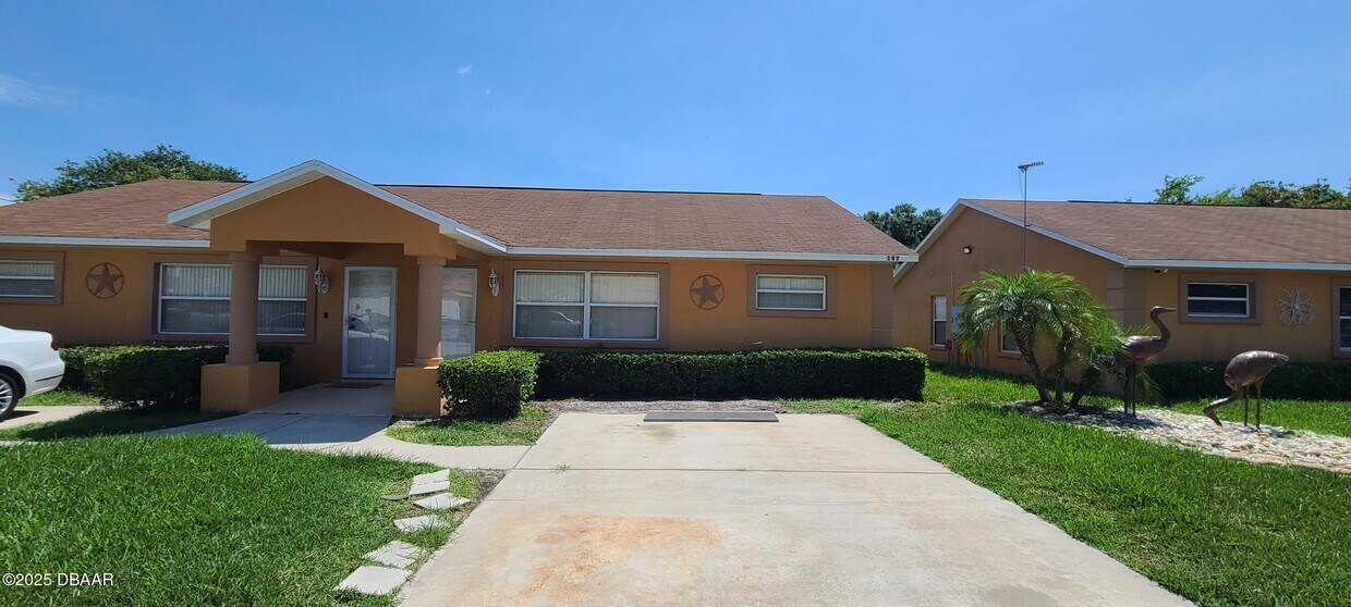Foto principal - 247 College Park Dr