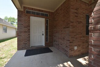 Building Photo - 21603 Falvel Lake Dr