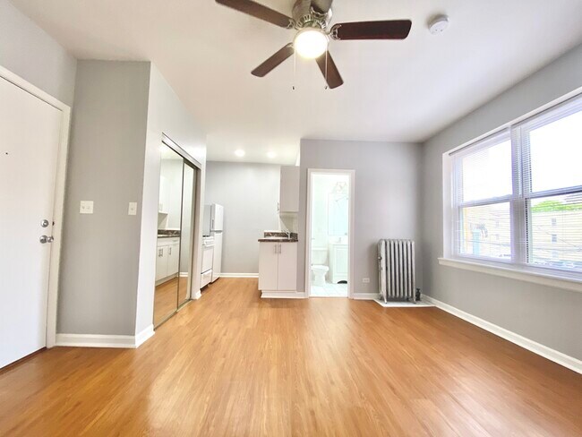 Foto del edificio - 4241 N Kenmore Ave