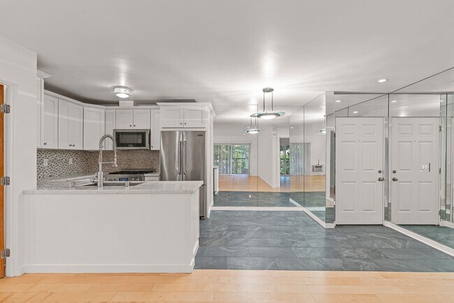 Foto del edificio - Fully remodeled 2BR/2BA Condo in prime West Hollywood!