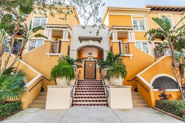 Entrada del condominio - 200 4th Ave S