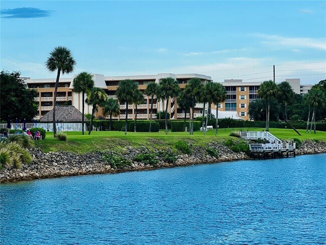 Building Photo - 304 Golfview Rd
