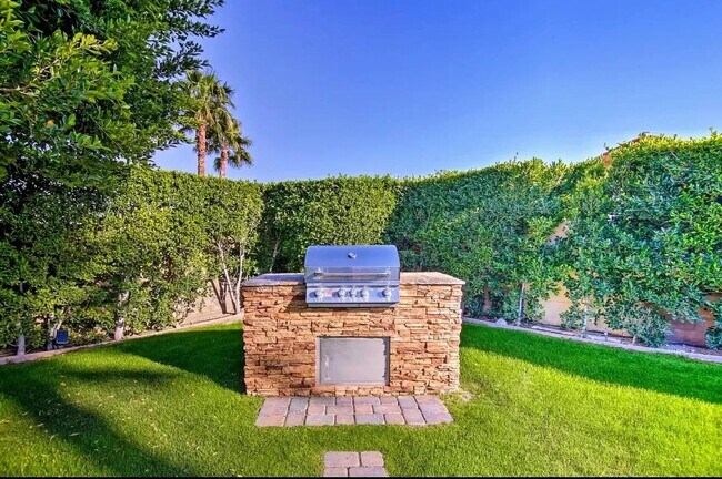 Foto del edificio - 1489 E Francis Dr