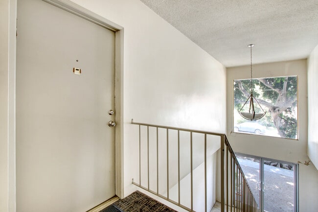 Foto del edificio - 1705 Purdue Ave in West LA - near Sawtelle...