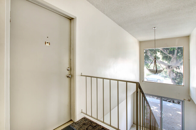 Foto del edificio - 1705 Purdue Ave in West LA - steps to SM B...