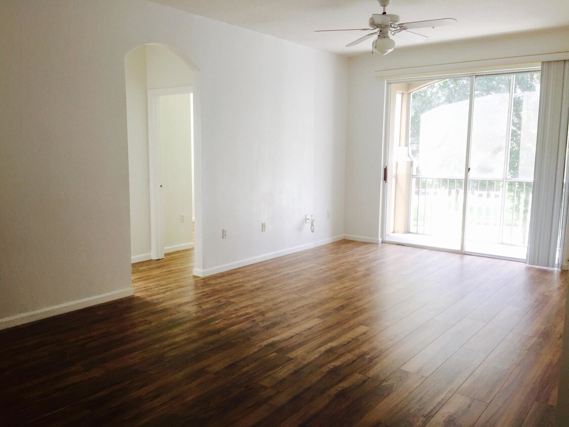 living room - 10550 Baymeadows Rd