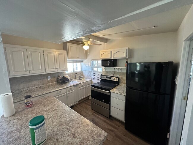 Building Photo - 4723 E Sunland Ave