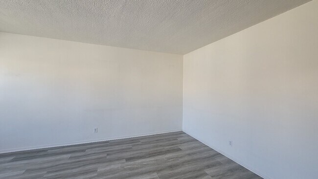Building Photo - 25614 Oak St