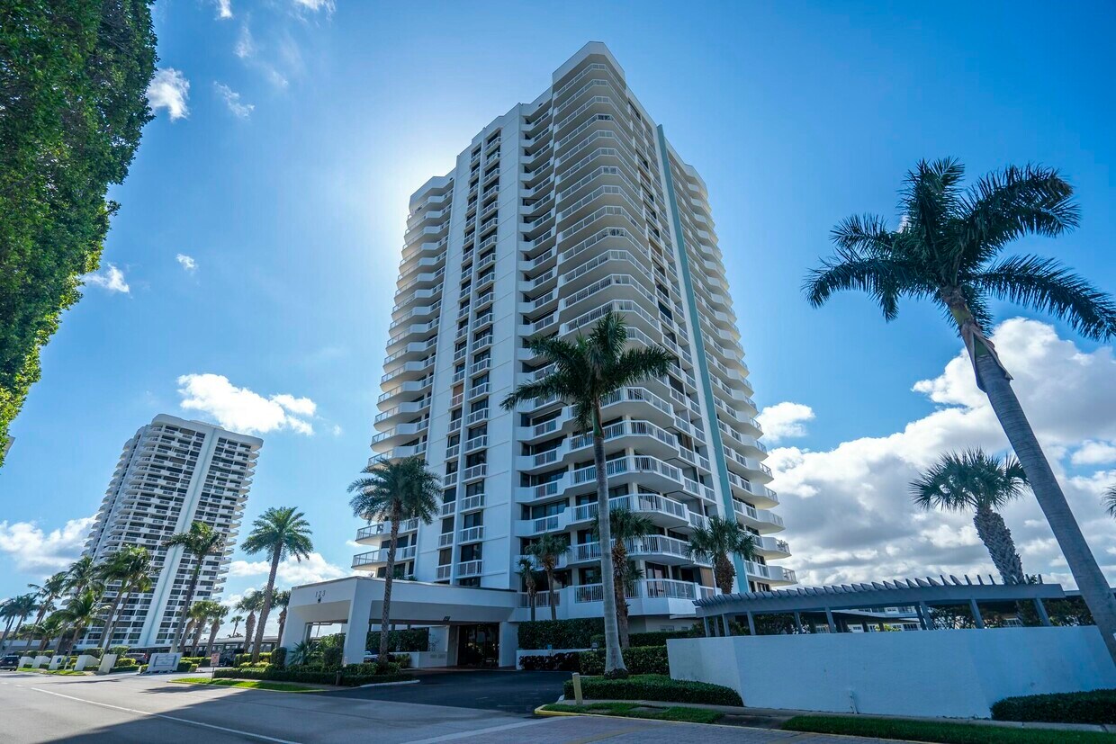 Foto principal - 123 Lakeshore Dr