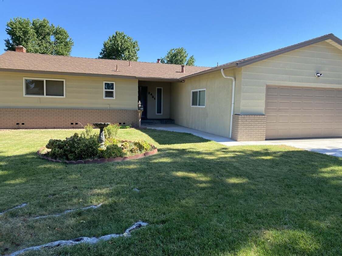 2421 Surrey Ave, Modesto, CA 95355 Townhome Rentals in Modesto CA