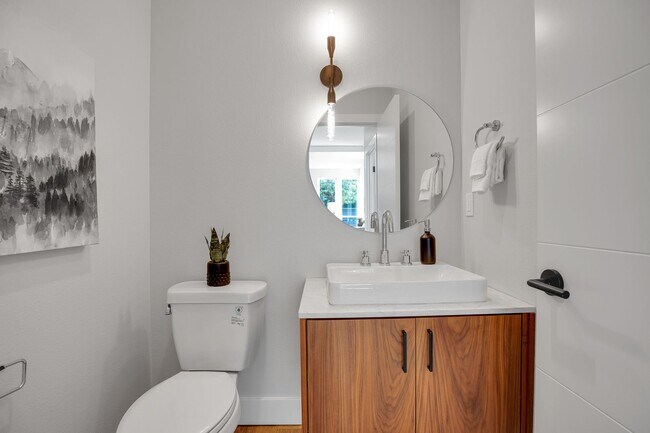 Foto del edificio - Urban Modern 5 Bedrooms, 3 1/2 Bathrooms, Three-Story Home in the heart of NE Portland!