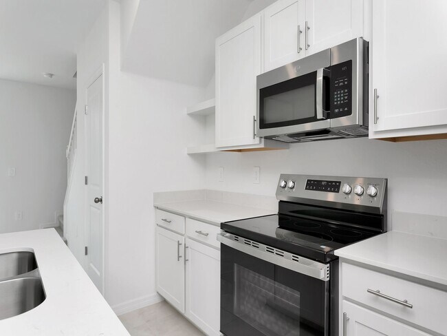 Foto del edificio - Brand-New 3BR/2.5BA Townhouse for Rent in Lakewood Ranch — $2,300/Month, Internet & Lawn Care Inc...