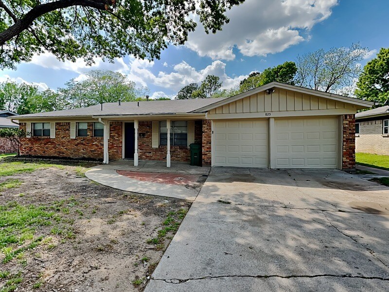 Primary Photo - 825 Livingston Dr