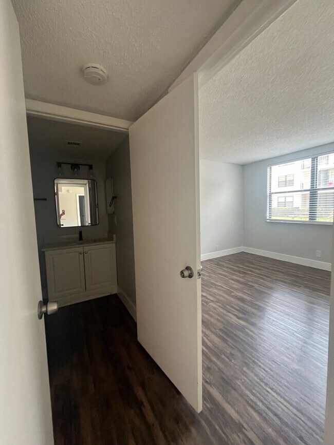 Building Photo - 706 Executive Center Dr