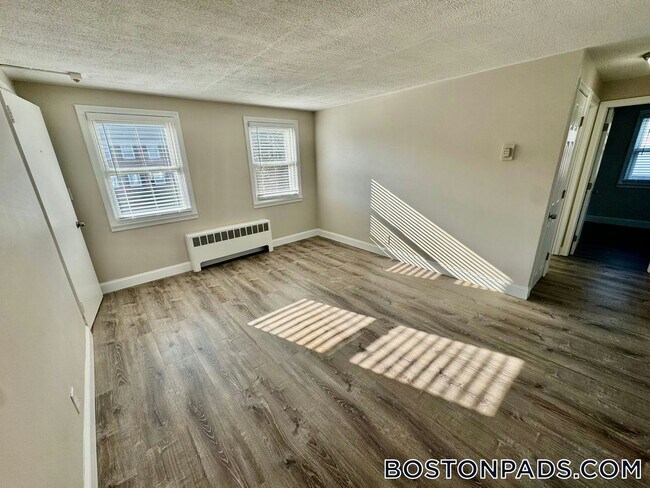 Building Photo - 127 Shawomet Ave