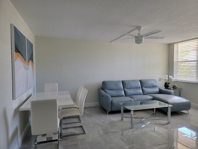 Foto del edificio - 2400 NE 10th St