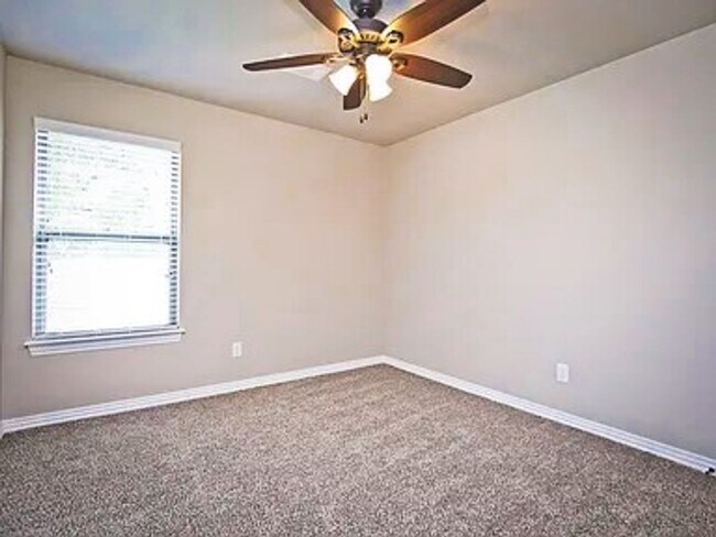 Foto del edificio - SUPER NICE TOWNHOUSE LOCATED ON DIXIELAND RD!!!