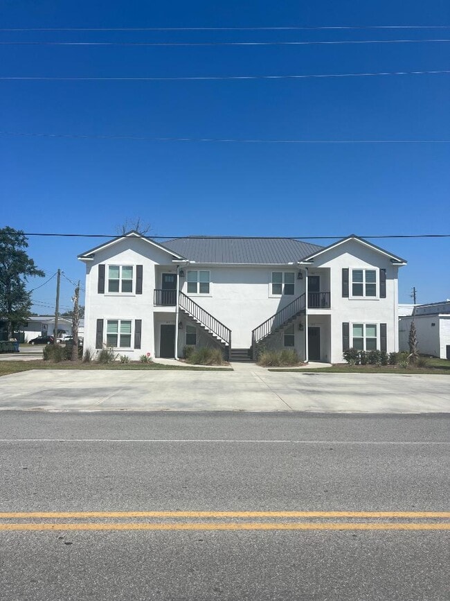 Building Photo - 394 W Plum St