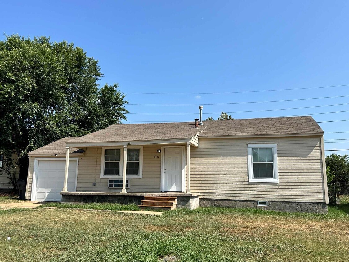 Primary Photo - 2111 NW Hoover Ave