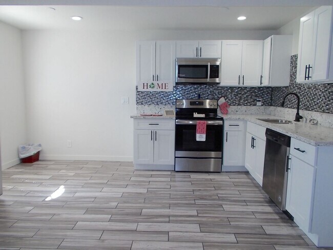 Building Photo - Upgraded 2nd-Floor Condo with Loft, Pool, ...