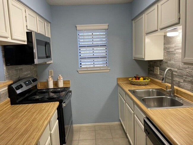 Foto del edificio - 4159 Steck Ave