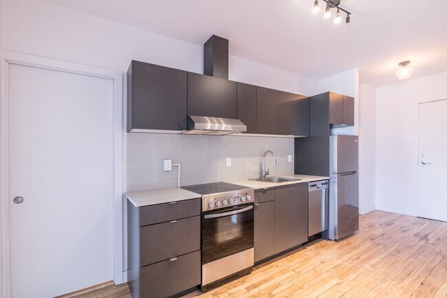 Photo du bâtiment - 4350 Av. de l'Hôtel-de-Ville