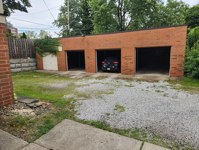 Garage - 14126 Detroit Ave