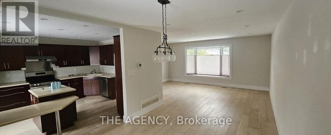 Photo du bâtiment - 289 Emerald Isle Ct