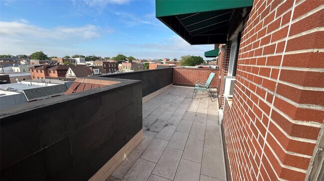 Foto del edificio - 102-14 Lewis Ave