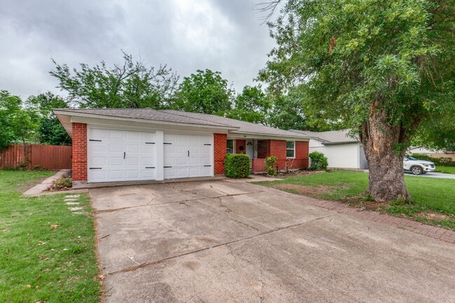 Building Photo - 302 N Cottonwood Dr