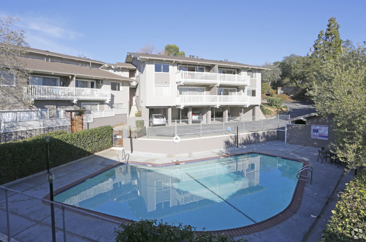Lake Vasona Manor Apartments in Los Gatos, CA