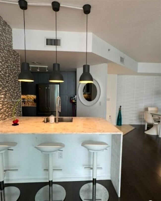 Foto del edificio - 7900 Harbor Island Dr