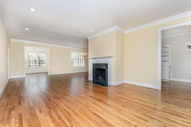 Building Photo - Spacious Townhome in the Heart of Raleigh,...