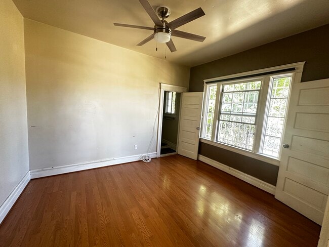 Foto del edificio - 1193 W 35th St