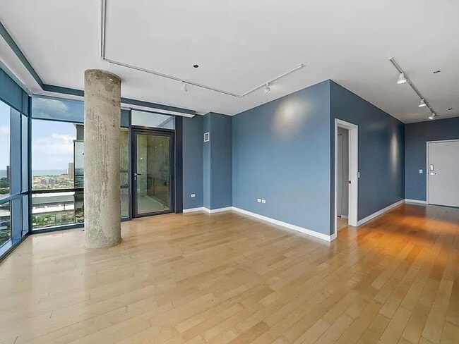 Building Photo - 860 W Blackhawk St