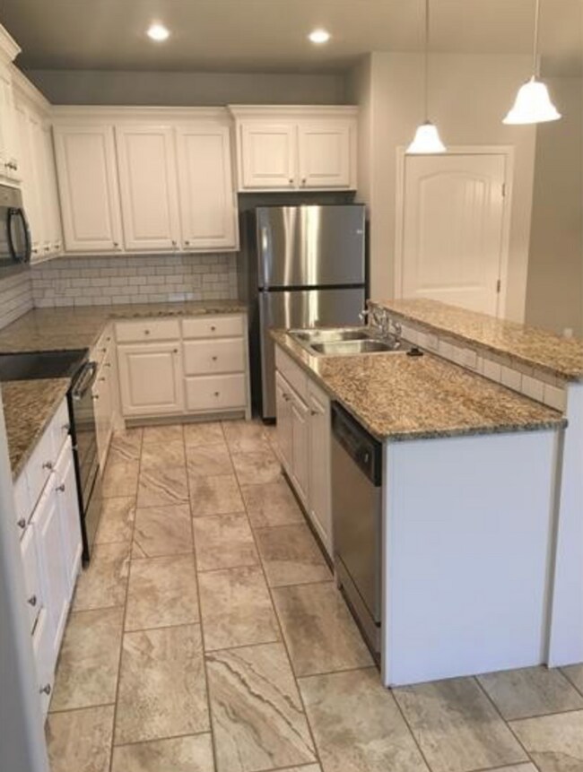 Foto del edificio - Rare 2 Bedroom Townhome Available 10/15/24!