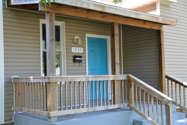 Foto del edificio - 2 Bedroom 1 Bath Home with a Carport