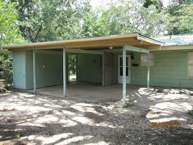 Foto del edificio - 3 br, 1.5 bath House - 2306 E Devine St