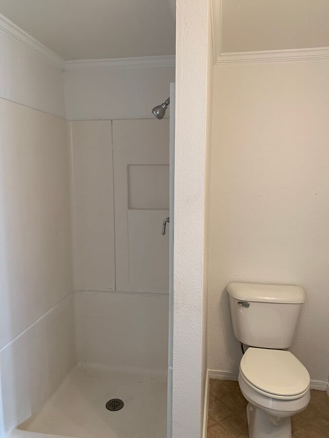 Building Photo - 2319 1/2 Axtell