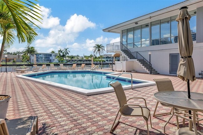Building Photo - 3113 S Ocean Dr