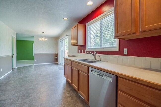 Foto del edificio - 4-Bedroom Two-Story Home