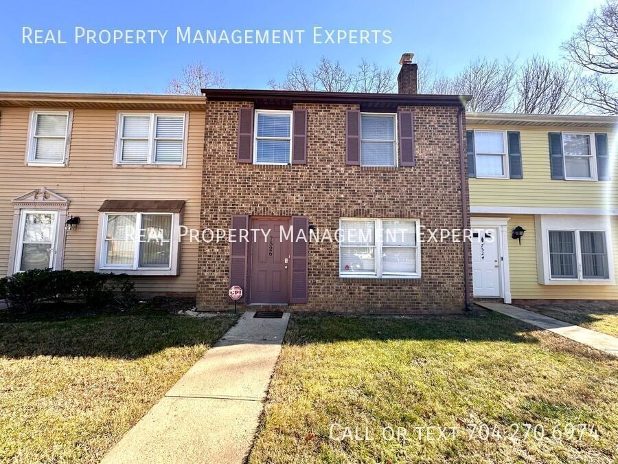 Foto principal - Charming 3BR/1.5BA Townhouse in Charlotte!