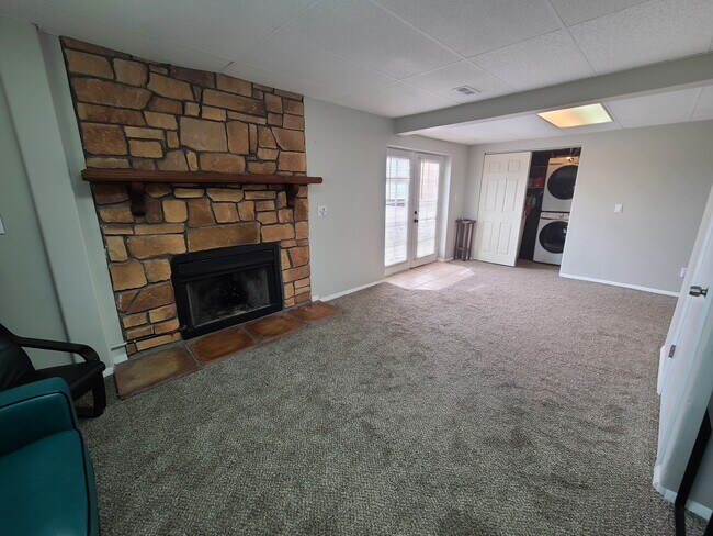 Building Photo - 940 W Red Oaks Dr