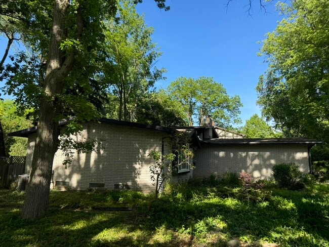 Building Photo - 3533 Frederick Dr