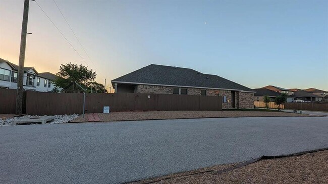 Foto del edificio - 612 Ayinger Ln